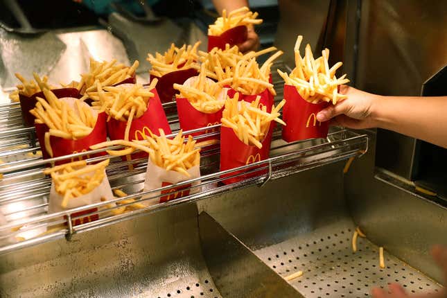 Un membre de l’équipe de McDonald’s prépare des frites dans un McDonald’s à Miami, en Floride.