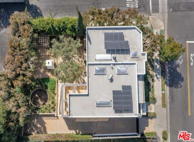 Bild für Artikel mit dem Titel Geschmackvoll oder kitschig? Alfre Woodards neu gelistete 2-Millionen-Dollar-Villa in Santa Monica ist ein Muss