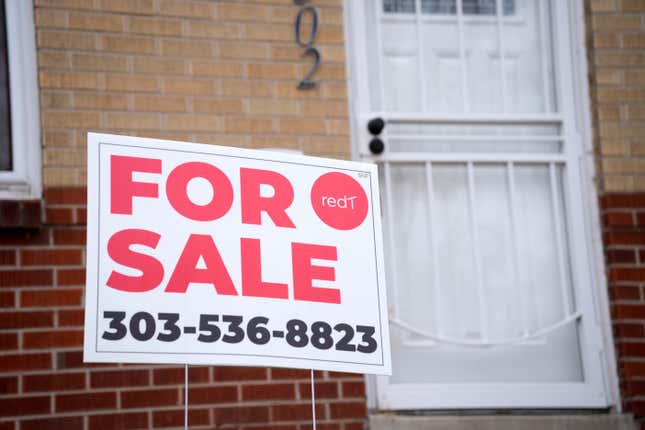 A for sale sign stands outside a single-family residence on Thursday, Nov. 23, 2023, in Denver. On Thursday, Freddie Mac reports on this week&#39;s average U.S. mortgage rates. (AP Photo/David Zalubowski)