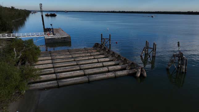 Rohre auf dem Wasser in Louisiana