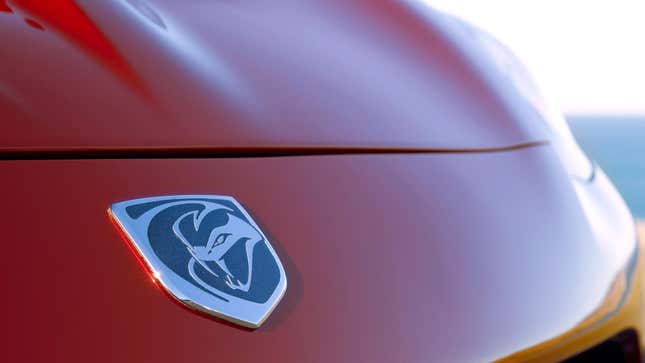 Una insignia de Viper en un coche rojo