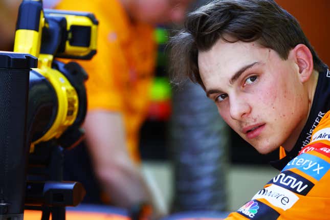 Oscar Piastri de Australia y McLaren observan en el garaje durante el segundo día de pruebas de F1 en el Circuito Internacional de Bahrein el 22 de febrero de 2024  en Bahréin, Bahréin