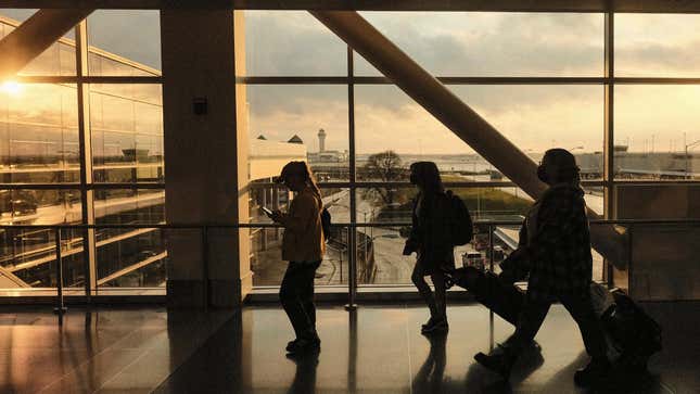 Passagers à l’aéroport métropolitain de Détroit, dans le comté de Wayne