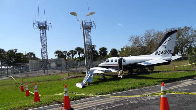 A photo of a small plane crashed into a lampost. 
