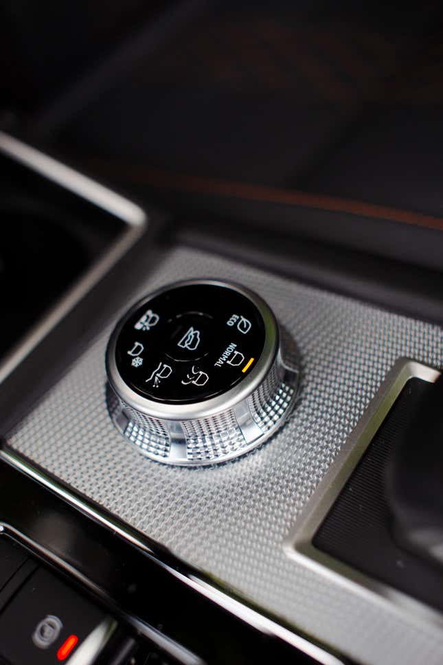 Image for article titled I Have No Idea How The Mitsubishi Outlander Is $10,000 Cheaper Than A Kia Telluride