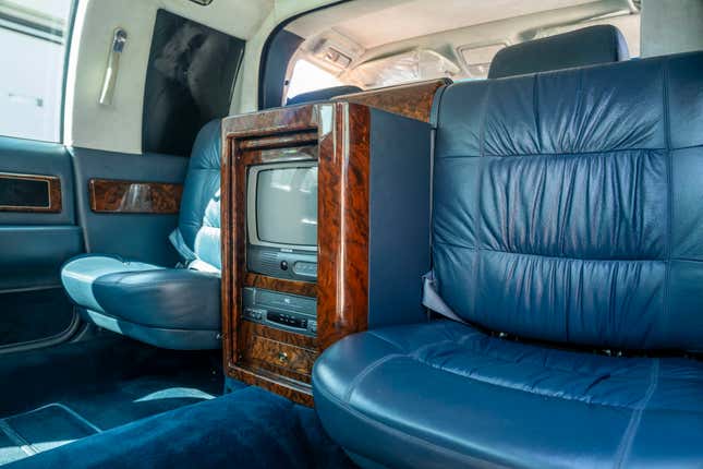 Image for article titled Buy This Cadillac Limo Built For Bill Clinton And Become The First To Own A Presidential Ride