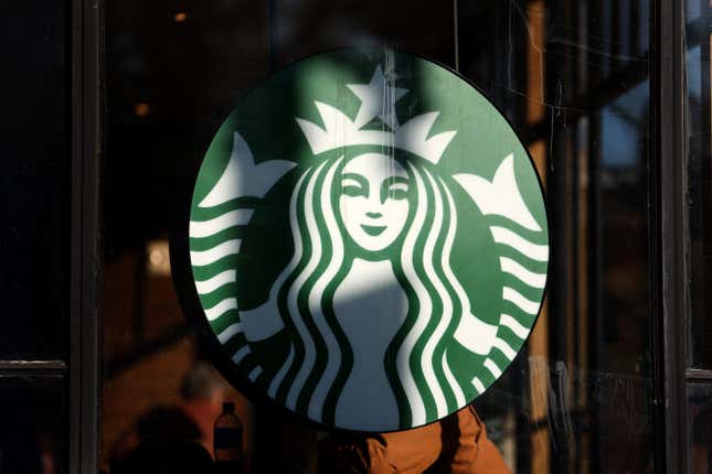 Image de l'article intitulé Starbucks rachète des fermes de café pour protéger son approvisionnement