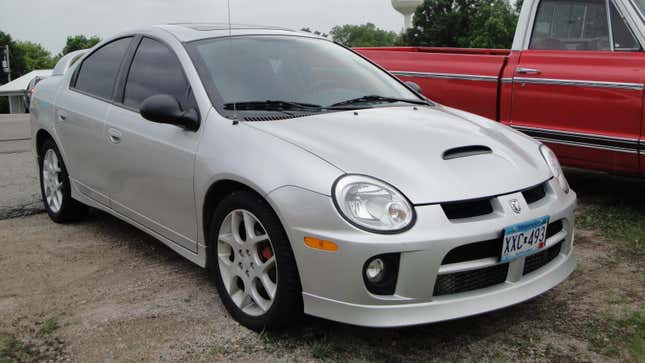 Ein silberner Dodge Neon SRT-4 parkt auf einem Feldweg