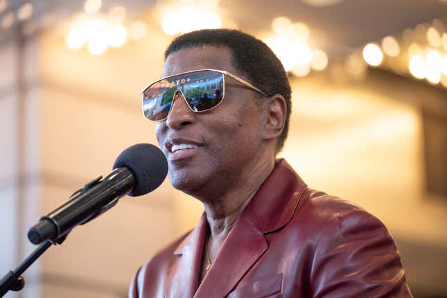 Kenny “Babyface” Edmonds habla en la inducción de Kenny “Babyface” Edmonds al Paseo de la Fama del Teatro Apollo en el Teatro Apollo el 10 de junio de 2024, en la ciudad de Nueva York.