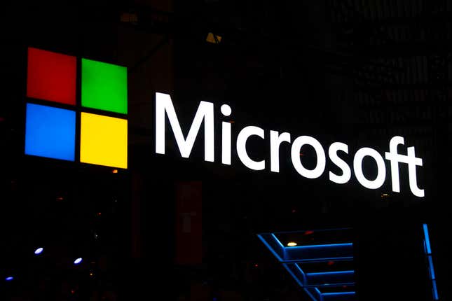 El logotipo de Microsoft colgando del techo en la oscuridad