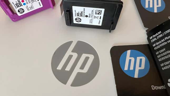 شعار الكمبيوتر المحمول HP الموجود بجوار خراطيش الحبر يحمل جميع شعارات HP الرياضية.