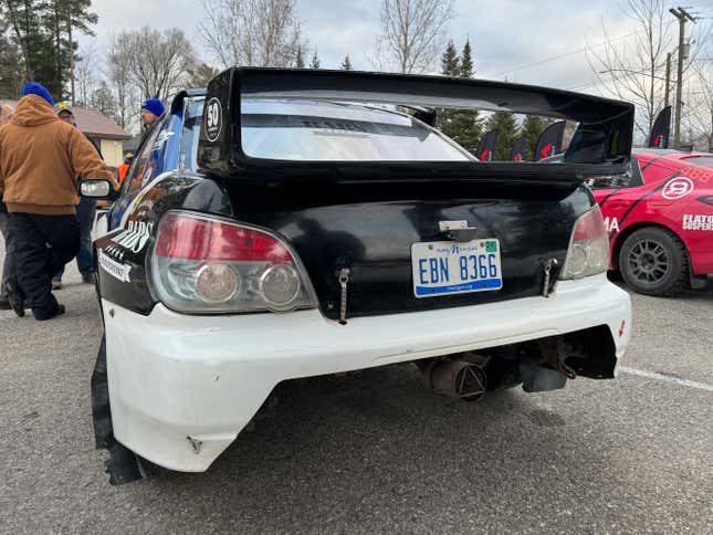 Parte trasera de un coche de rally Subaru WRX blanco y negro