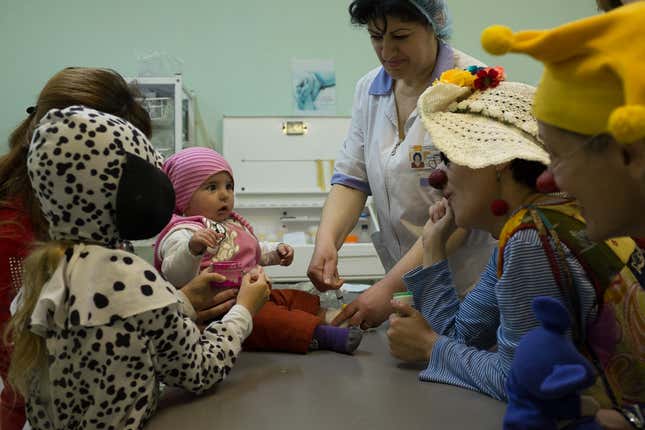 Image for article titled Photos: The real-life Patch Adams proves laughter is the best medicine in Armenia