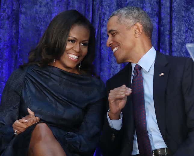 Der ehemalige US-Präsident Barack Obama und die First Lady Michelle Obama nehmen an der Enthüllung ihrer offiziellen Porträts während einer Zeremonie in der National Portrait Gallery des Smithsonian am 12. Februar 2018 in Washington, D.C. teil.