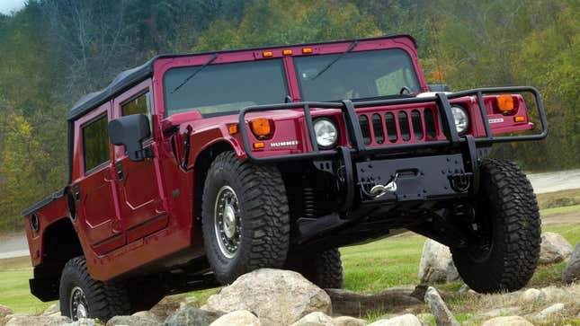 hummer rojo escalando sobre rocas