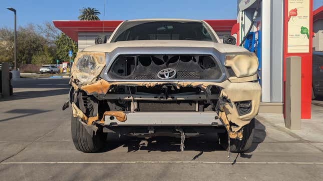 Bild für Artikel mit dem Titel Waldbrände in Kalifornien reichen nicht aus, um diesen Toyota Tacoma zu zerstören [Update]