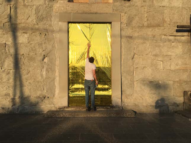 The artist finishes his installation of Eldorato in Santomato, Pistoia.