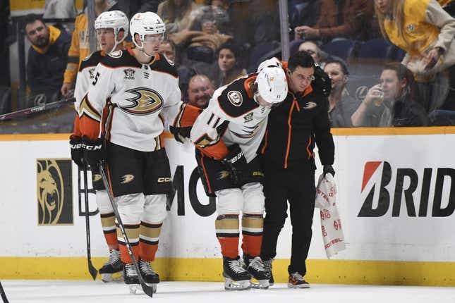 9. Januar 2024;  Nashville, Tennessee, USA;  Trevor Zegras (11), Center der Anaheim Ducks, wird nach einer Verletzung im ersten Spielabschnitt gegen die Nashville Predators in der Bridgestone Arena vom Eis geholfen.