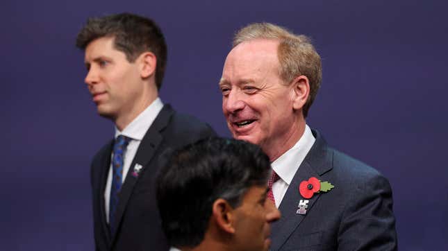 Le Premier ministre britannique Rishi Sunak, le président de Microsoft Brad Smith et Sam Altman, PDG d’OpenAI, participent au Sommet sur la sécurité de l’IA à Bletchley Park, près de  Milton Keynes, Grande-Bretagne, 2 novembre 2023.