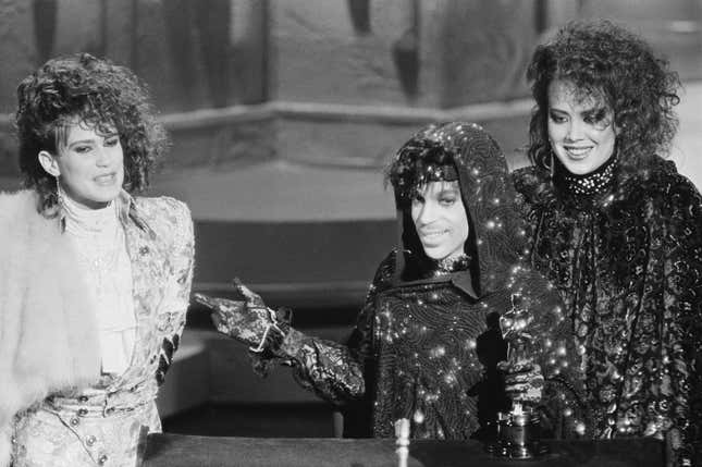 (Légende originale) 25/03/1985 - Los Angeles, Californie - Prince et les membres de son groupe acceptent leur Oscar de la meilleure musique originale pour « Purple Rain ».
