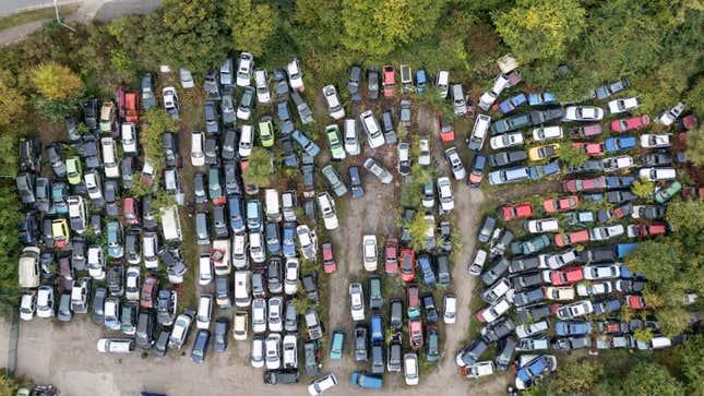 Una foto de coches abandonados en un campo. 