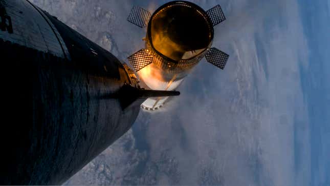 Pesawat ruang angkasa terpisah dari boosternya.