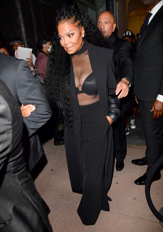 Image for article titled New York Fashion Week 2022: All the Chic Fits, Concerning Trends, and Despicable Copycats