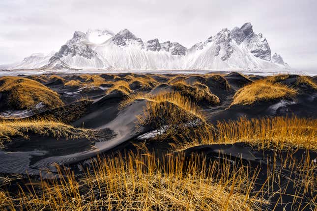 La montaña Vestrahorn de Islandia.