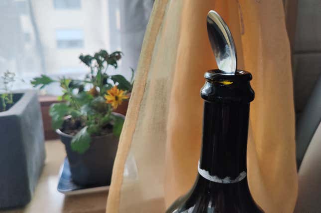 Te desvelamos si poner una cucharilla en la botella de cava evita la pérdida de las burbujas 1 Merca2.es El cava y sus burbujas son una tradición en Nochevieja