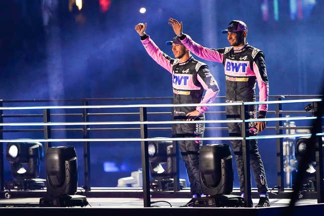 Pierre Gasly de Francia y Alpine F1 y Esteban Ocon de Francia y Alpine F1 son vistos durante la ceremonia de apertura antes de la F1 Gran Premio de Las Vegas en el Strip Circuit de Las Vegas el 15 de noviembre de 2023 en Las Vegas, Nevada