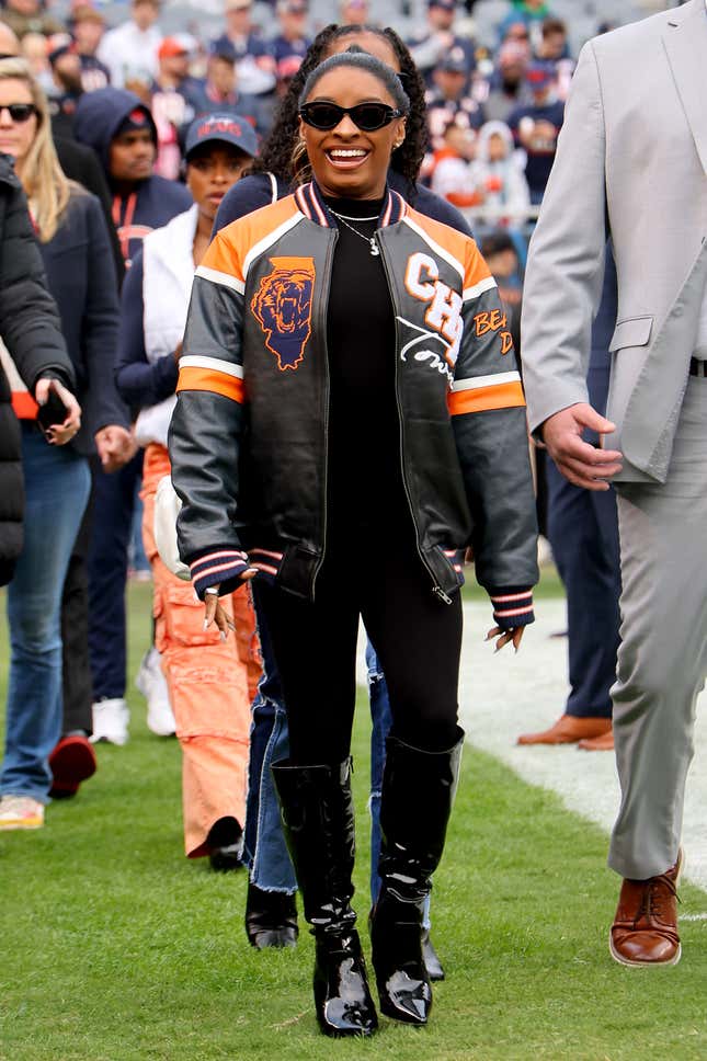 Simone Biles regarde avant un match entre les Bears de Chicago et les Packers de Green Bay au Soldier Field le 17 novembre 2024 à Chicago, dans l’Illinois.