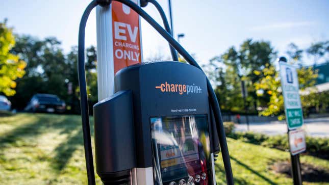 Image for article titled New Report Shows That Yes, American EV Charging Infrastructure Still Sucks