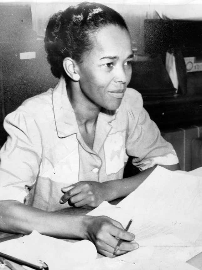 Portrait de la militante américaine des droits civiques Ella Baker (1903-1986), représentante de la NAACP (National Association for the Advancement of Colored People) à Hatfield, assise derrière un bureau couvert de paperasse, Washington DC, 18 septembre 1941. 