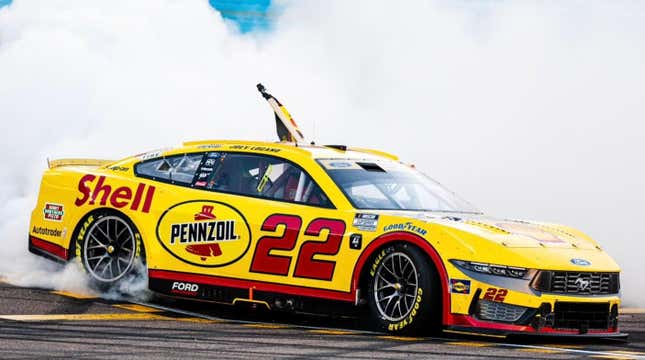 Imagen para el artículo titulado Los fanáticos de NASCAR dicen que el campeonato de playoffs de Logano es ilegítimo, él dice que eso es ‘un montón de tonterías’ y estoy de acuerdo