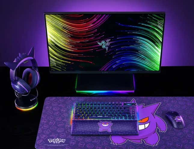 The full Gengar Razer accessory set.