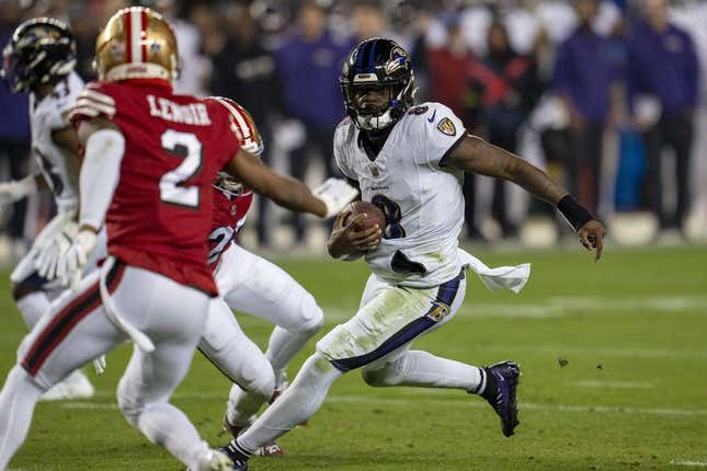 25. Dezember 2023;  Santa Clara, Kalifornien, USA;  Der Quarterback der Baltimore Ravens, Lamar Jackson (8), kämpft im zweiten Viertel im Levi's Stadium mit dem Football gegen Ji'Ayir Brown (27), Safety der San Francisco 49ers.