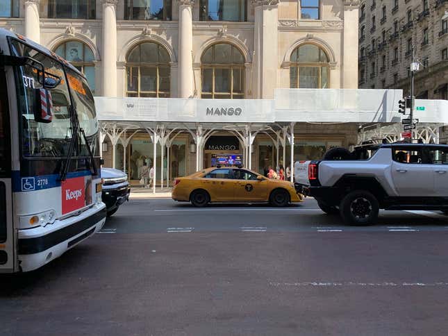 Image for article titled The GMC Hummer EV Is HUGE in Real-World Traffic