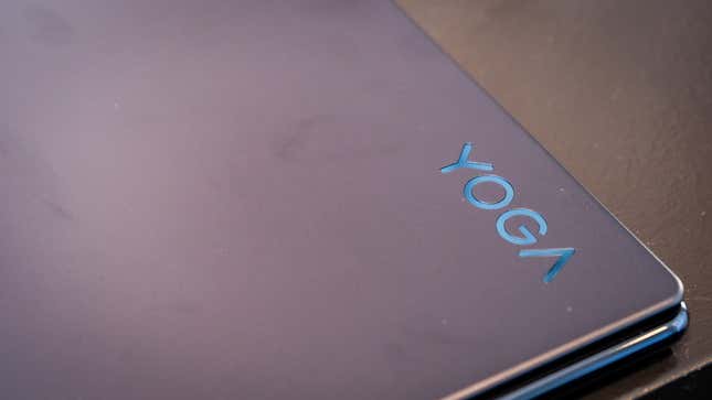 Ein Foto der Ecke eines Lenovo Yoga-Laptops