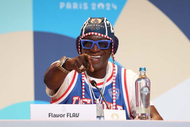 Flavor Flav s’exprime lors d’une conférence de presse de l’équipe américaine de water polo au centre de presse principal le 26 juillet 2024 à Paris, France