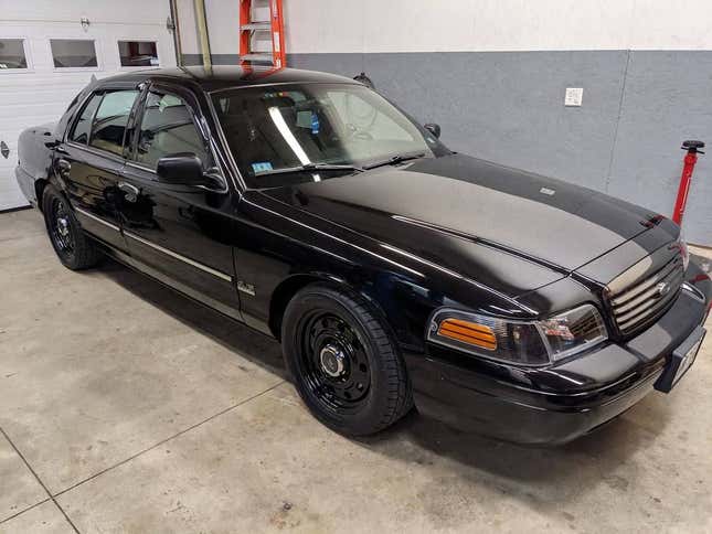 Bild für Artikel mit dem Titel „Wäre der Kauf dieses 2011 Ford Crown Vic für 11.000 US-Dollar ein krönender Erfolg?“