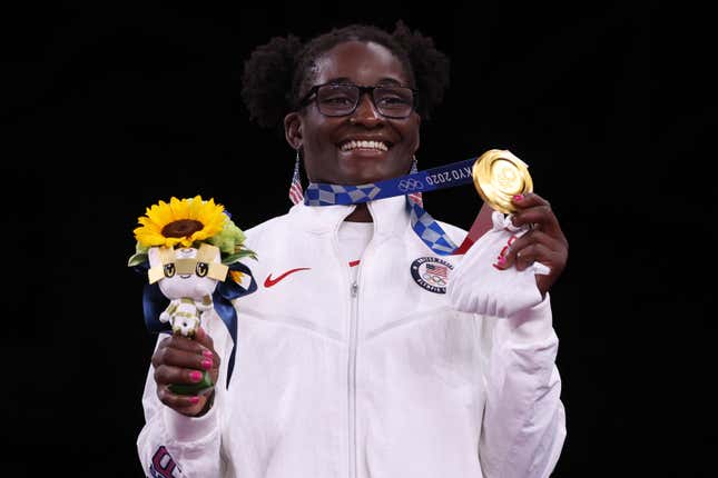 La médaillée d’or américaine Tamyra Mariama Mensah-Stock pose avec sa médaille après la compétition de lutte libre féminine de 68 kg aux Jeux Olympiques de Tokyo 2020 au Makuhari Messe à Tokyo le 3 août 2021.