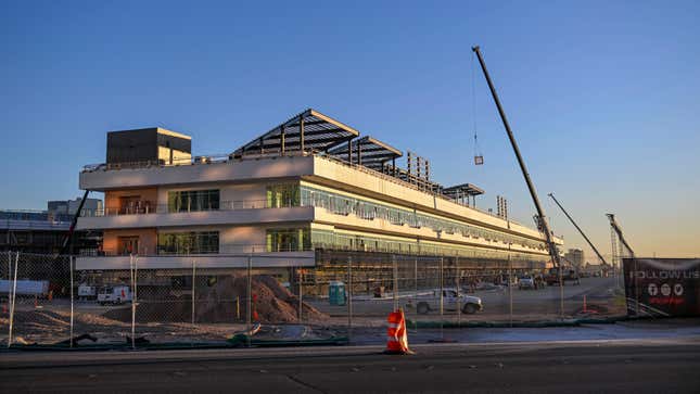 El sitio de construcción del edificio del paddock para la carrera de Fórmula Uno del Gran Premio de Las Vegas el 28 de agosto de 2023.