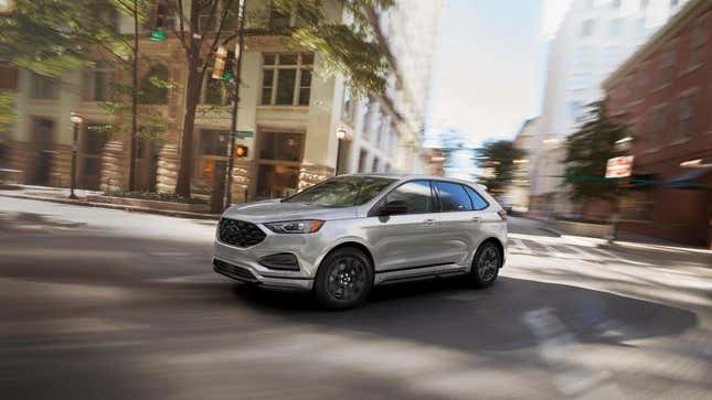 Une Ford Edge blanche conduisant dans une ville