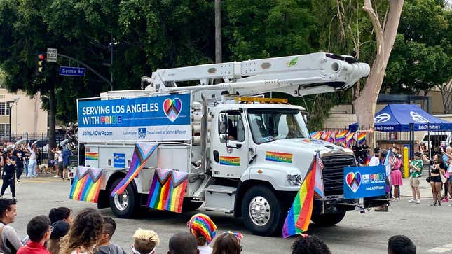 Ein LA DWP-Truck mit Regenbogenfahnen darauf