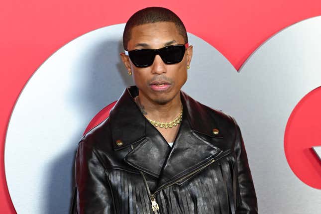 LOS ANGELES, KALIFORNIEN - 14. NOVEMBER: Pharrell Williams nimmt an der GQ Men Of The Year Party 2024 in der Bar Marmont am 14. November 2024 in Los Angeles, Kalifornien teil.