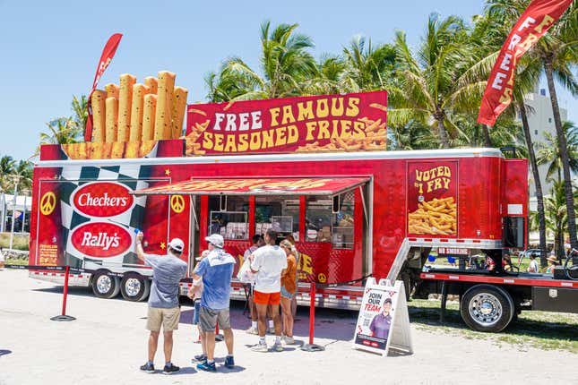 Checkers and Rally’s, remorque de frites à Miami Beach, en Floride pendant le Hyundai Air &amp; Sea Show. 