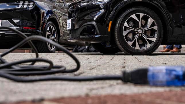 Cargador de vehículos eléctricos y algunos coches.