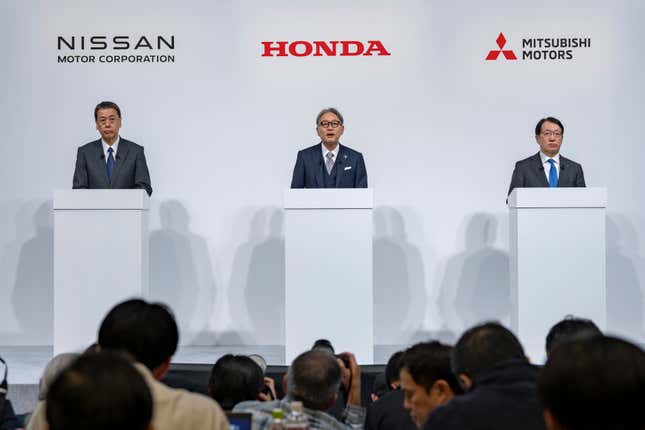 Die Führungskräfte von Nissan Motor, Honda Motor und Mitsubishi Motors erklärten am Montag, dass Fusionsgespräche zur Schaffung des drittgrößten Automobilkonzerns der Welt begonnen hätten.