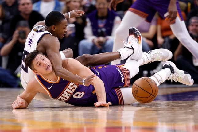 PHOENIX, ARIZONA - FEBRUARY 13: Grayson Allen #8 of the Phoenix Suns and De&#39;Aaron Fox #5 of the Sacramento Kings battle for a loose ball during the second half at Footprint Center on February 13, 2024 in Phoenix, Arizona. NOTE TO USER: User expressly acknowledges and agrees that, by downloading and or using this photograph, User is consenting to the terms and conditions of the Getty Images License Agreement.  (Photo by Chris Coduto/Getty Images)