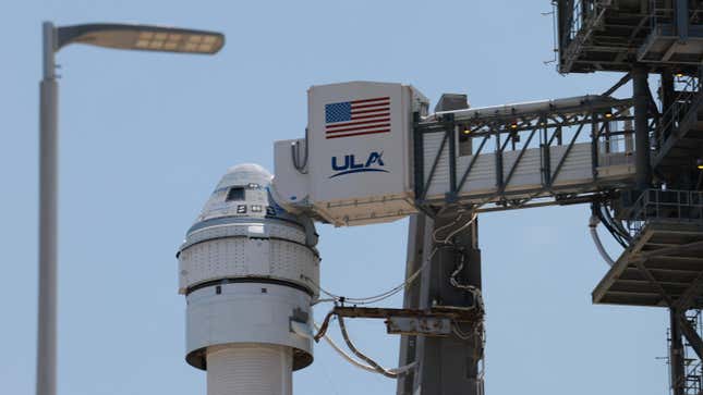 Le vaisseau spatial Starliner de Boeing repose au sommet d'une fusée Atlas V de United Launch Alliance au Space Launch Complex 41 après l'annulation d'un lancement prévu pour le test en vol de l'équipage Boeing de la NASA le 7 mai 2024 à Cap Canaveral, en Floride.